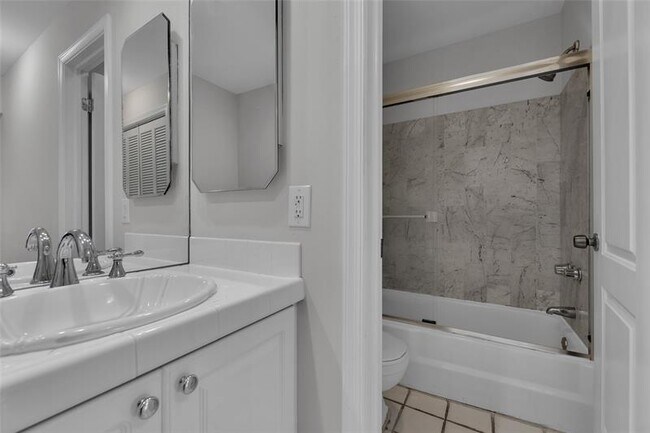Building Photo - 6295 Bay Club Dr