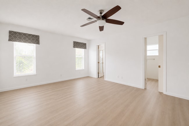 Building Photo - "Spacious & Renovated 4-Bed Oasis with Pool in Boca Raton - 2136 Sq Ft of Elegance!"