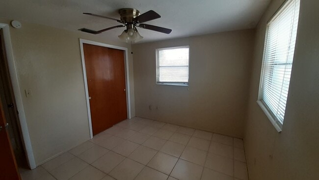 Building Photo - 2/1.5/1 1000 Sq. Ft. NEW AC!!!Spacious living room, Lanai, fenced in yard, and tile floors though...
