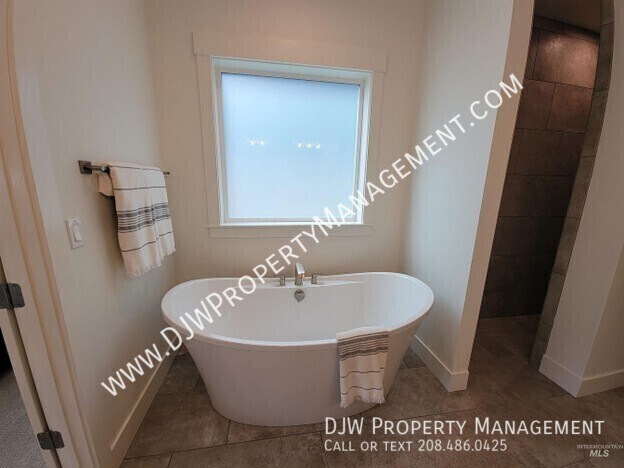 Building Photo - 4658 S Hennessy Ave