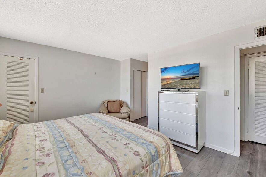 Building Photo - 3113 S Ocean Dr