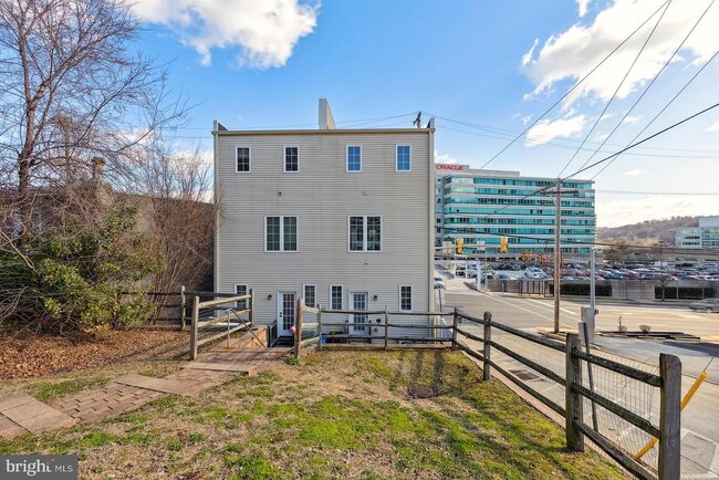 Building Photo - 103 Front St