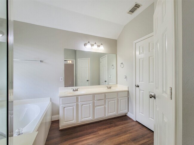 Building Photo - 18614 Atascocita Park Dr