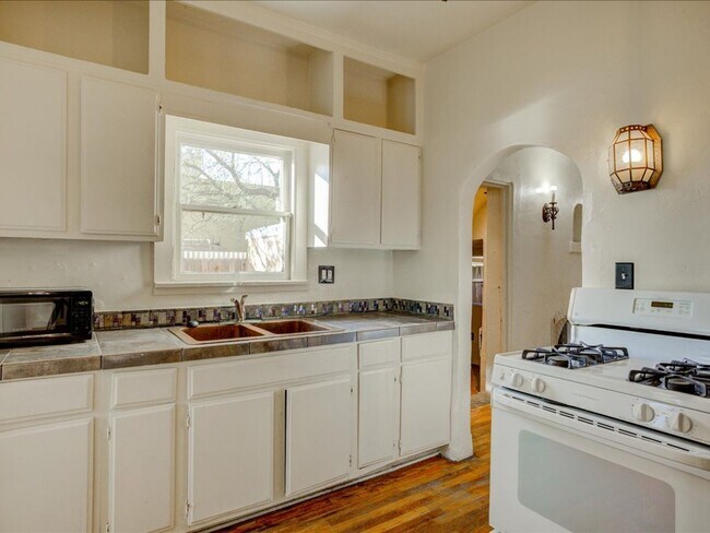 Building Photo - 2 Bedroom 2 Bathroom