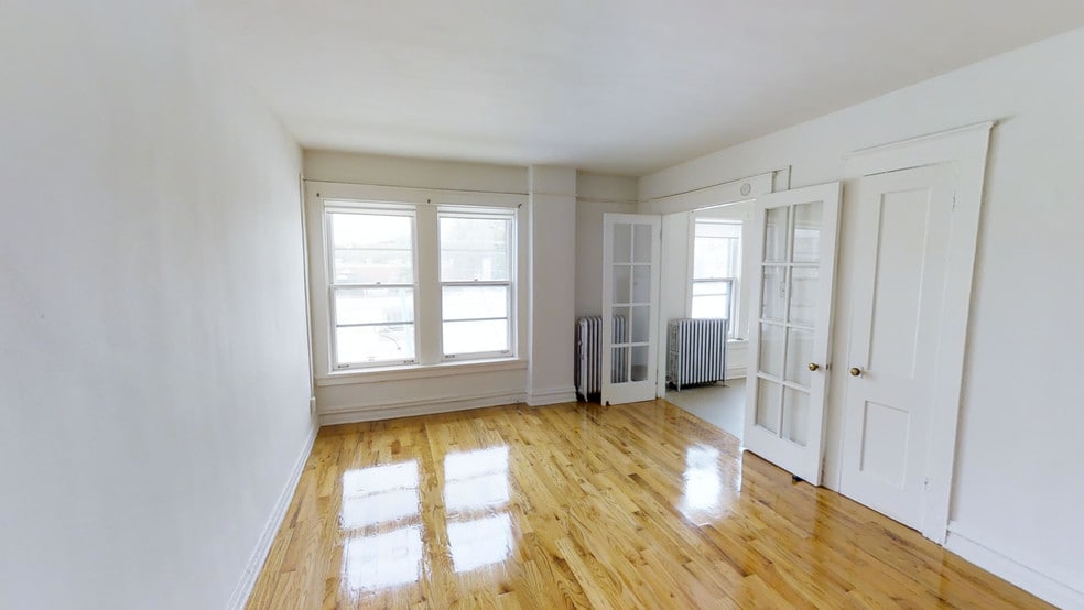Primary Photo - 1009 Davis St