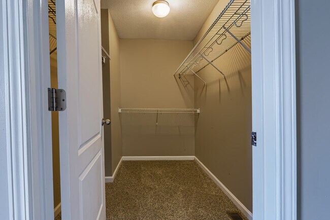 Building Photo - Flagstone Drive
