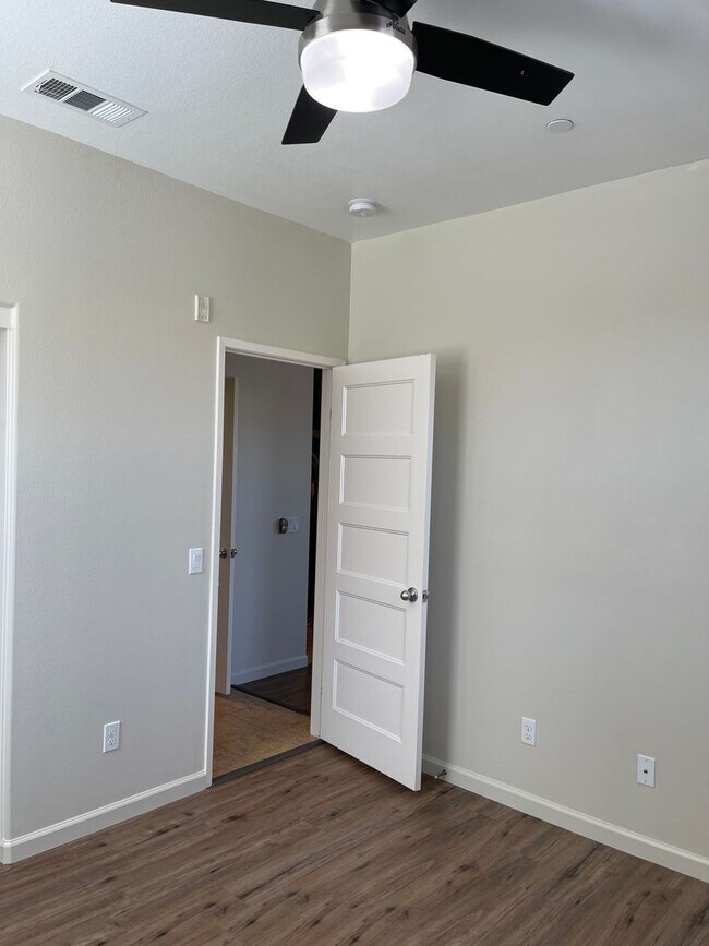 Building Photo - Modern 2-Bedroom Condo with Solar in the H...