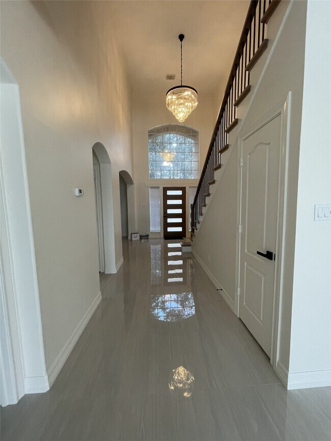 Building Photo - 5622 Lake Pl Dr