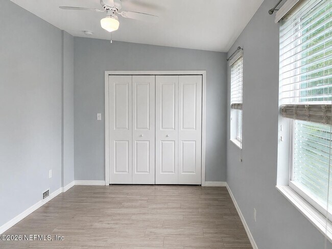 Building Photo - 1710 Rowe Ave