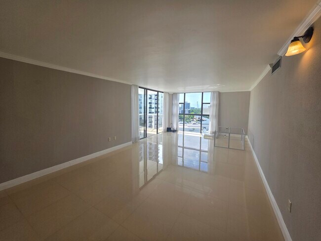 Building Photo - 3701 N Country Club Dr