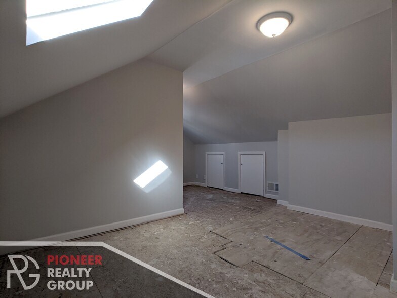 Building Photo - 1520 W Melrose St