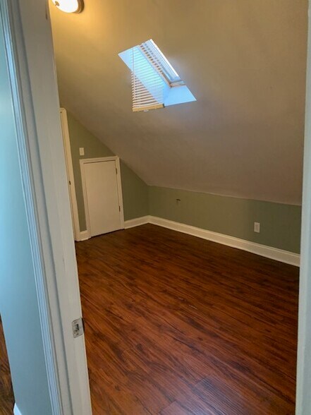 Building Photo - 2245 W Shakespeare Ave