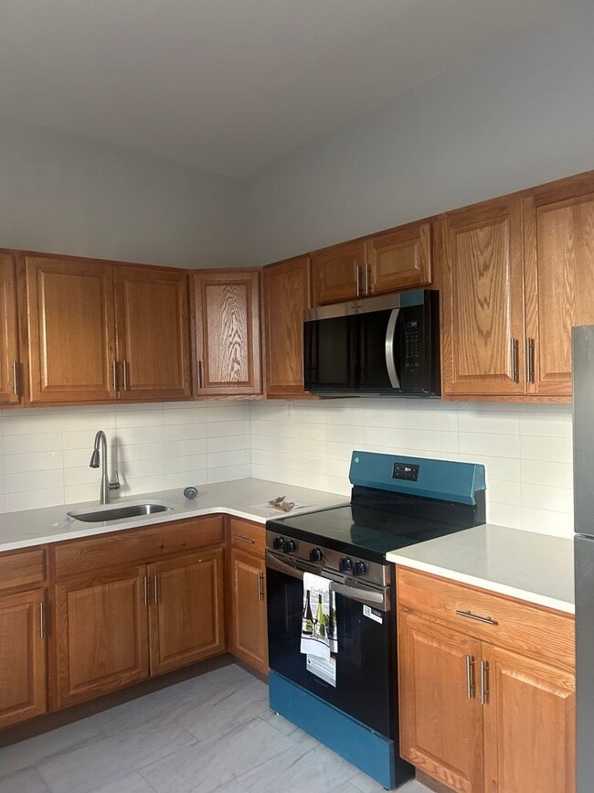 Building Photo - 3BR 1,5 bath Only with 3 Br pha voucher