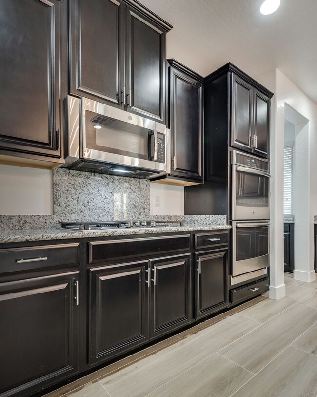 Building Photo - Welcome to your dream home located in the prestigious guard-gated community of Tuscany in Henderson!