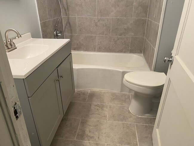 Building Photo - Updated 3/1 North LC with appliances