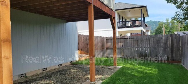Building Photo - 1775 Daffodil Ln