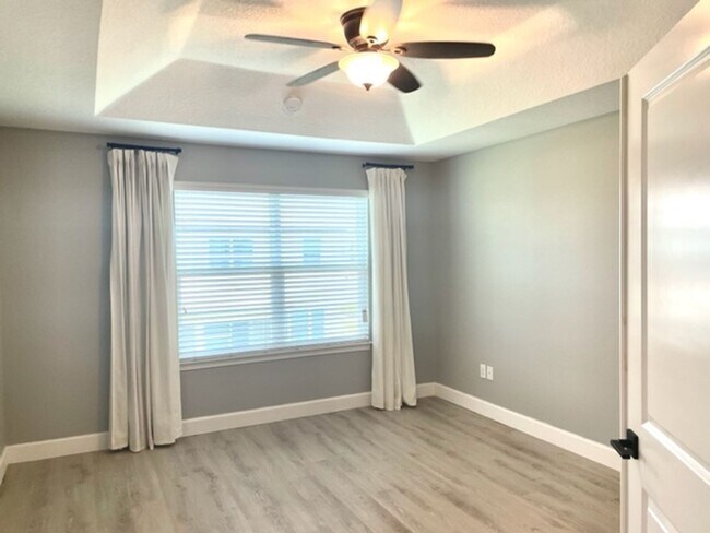 Building Photo - 3/2.5 ANNUAL/FURNISHED  TOWNHOUSE- GORGEOU...