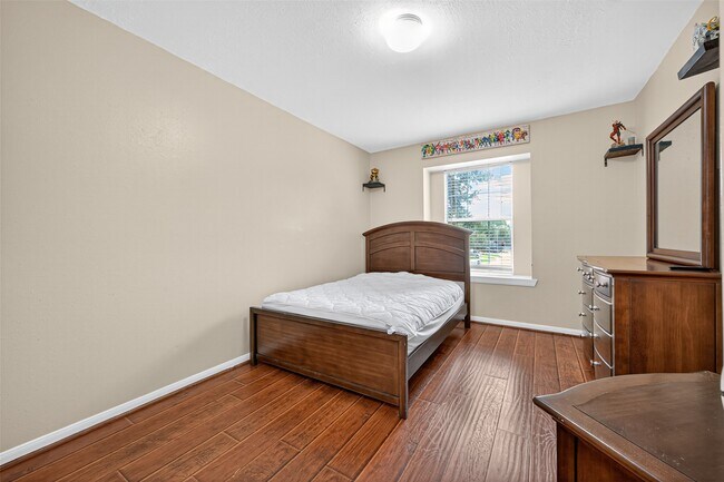 Building Photo - 647 Hollandbridge Ln