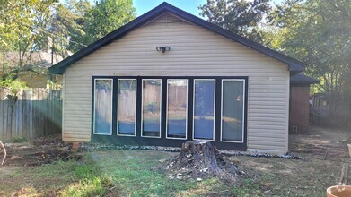 Building Photo - Adorable Bungalow in the heart of Memphis