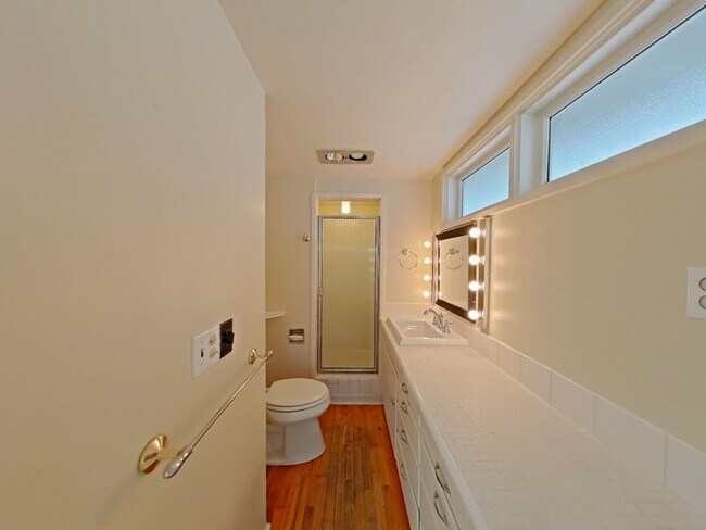 Building Photo - 1825 University St