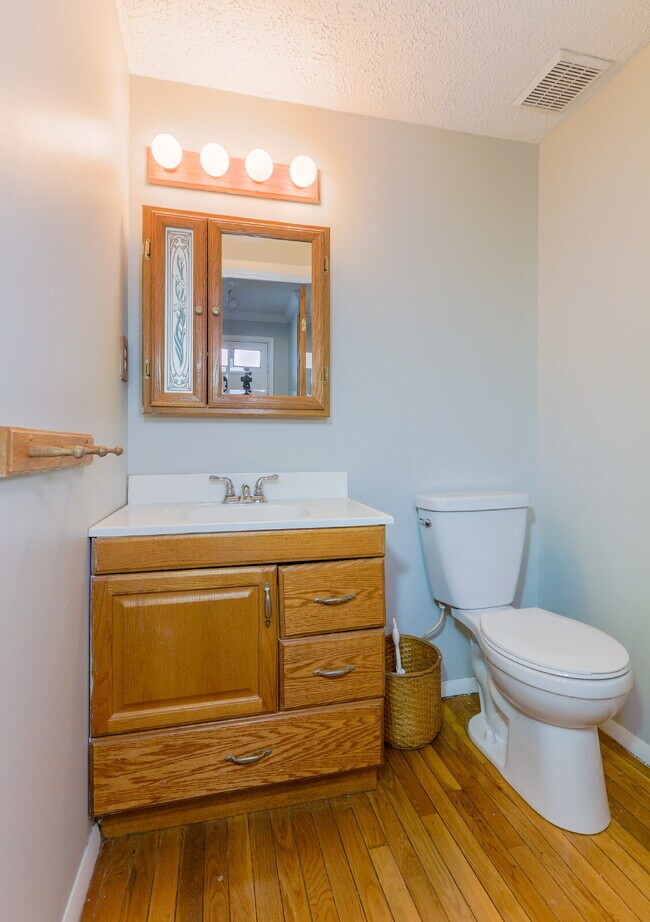 Building Photo - Bright and Spacious Townhome Living Near Reston