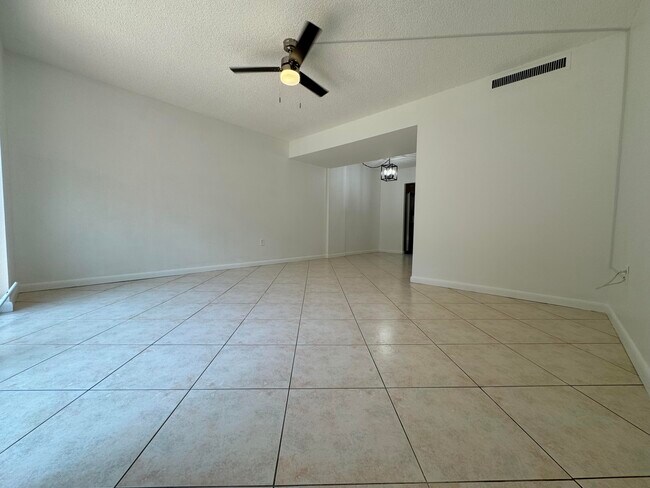 Building Photo - 801 W Oakland Park Blvd