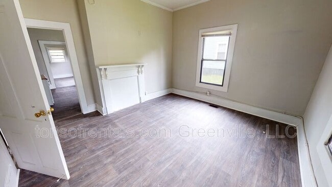 Building Photo - 579 Saxon Ave