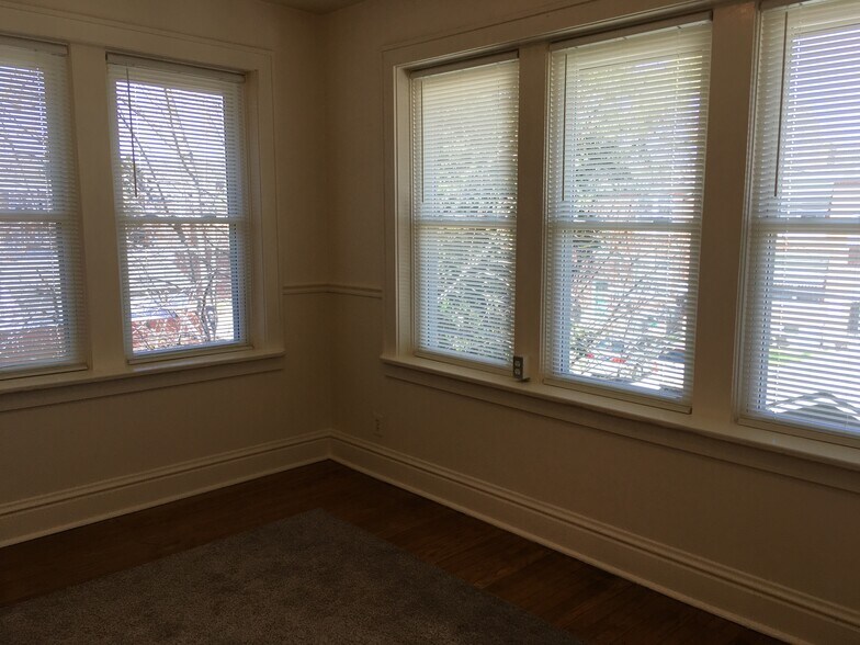 Sun Porch 11 x 9 - 4973 Tholozan Ave