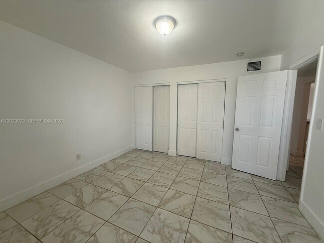 Building Photo - 10393 N Kendall Dr