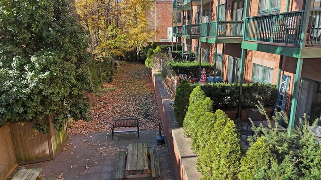 Building Photo - 61 Grand St