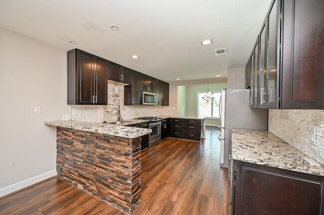 Building Photo - 414 Fox Briar Ln