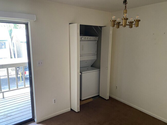 Building Photo - Two Bedroom, Two Bathroom Florida Rd Apt with Convenient Location!
