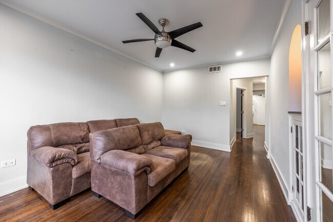 Building Photo - 3716 W Belmont Ave