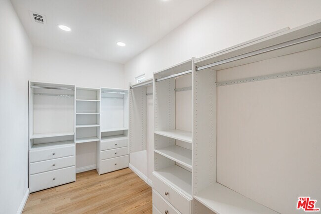 Building Photo - 2537 Cotner Ave