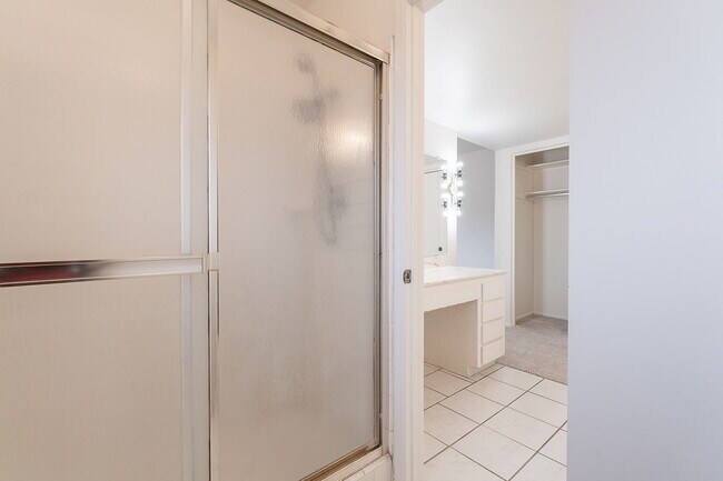 Building Photo - 2543 E Huntington Dr