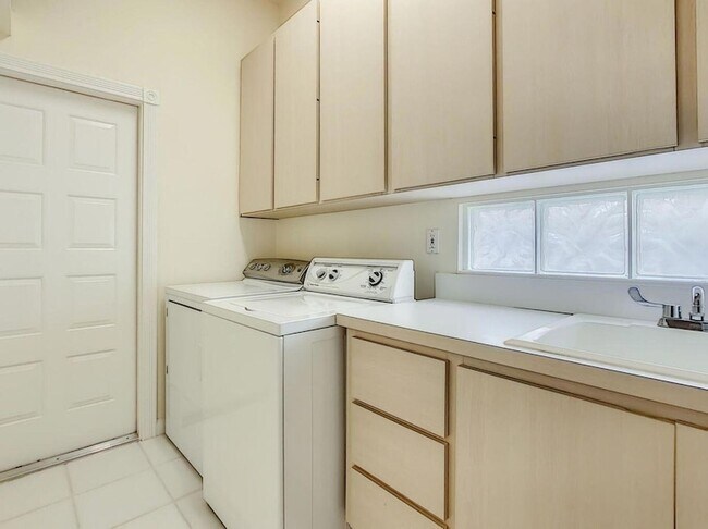 Building Photo - 8533 SE Palm Hammock Ln