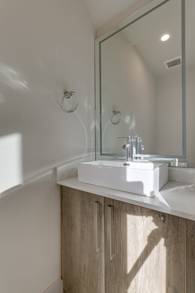 Building Photo - Modern, Spacious 2020 Townhome in West Seattle!