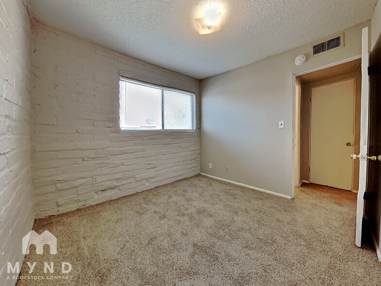 Building Photo - 912 S Dorsey Ln
