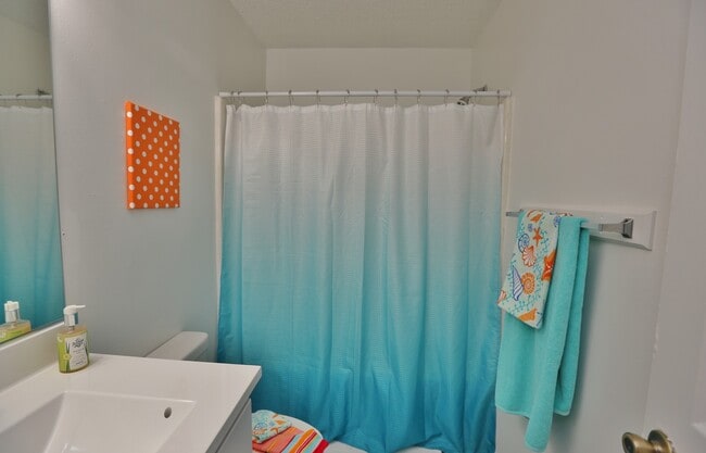 Building Photo - UPDATED & READY 07-14-25! 2-Bedroom 2nd Fl...