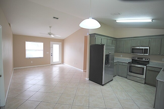 Building Photo - Roomy 4 Bed 2 Bath Home w Huge Screened La...