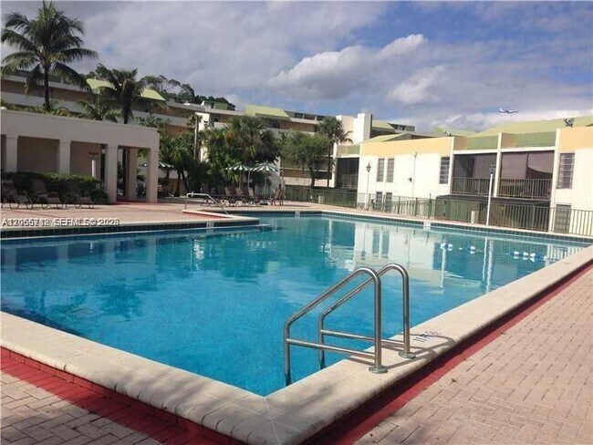 Building Photo - 8850 Fontainebleau Blvd