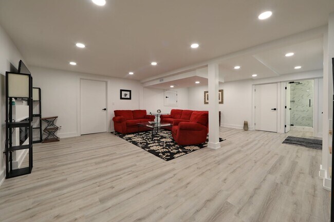 Building Photo - 528 Sagamore Ave