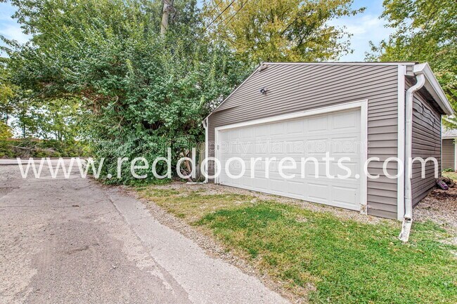 Building Photo - 2028 Hoyt Ave