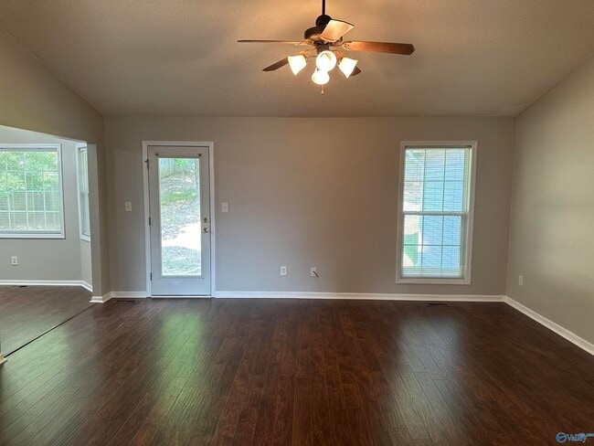 Building Photo - 196 Hollington Dr NE