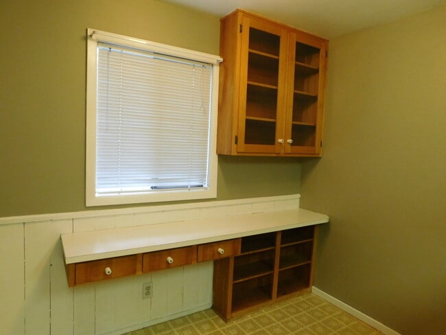 Building Photo - 4Bd/1.5Ba Two Story Home - Available End o...