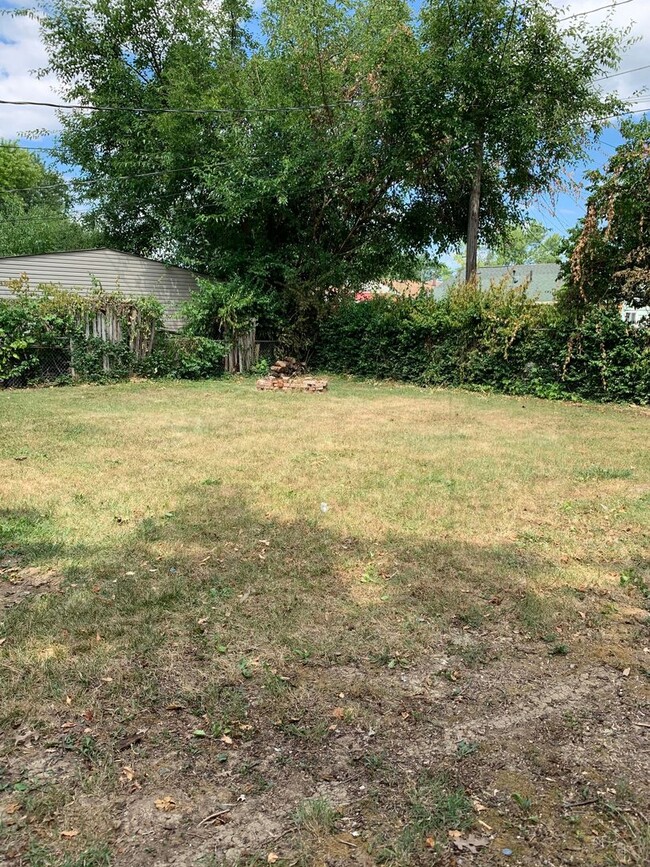 Building Photo - 3 Bedroom Ranch Style Home with Carport