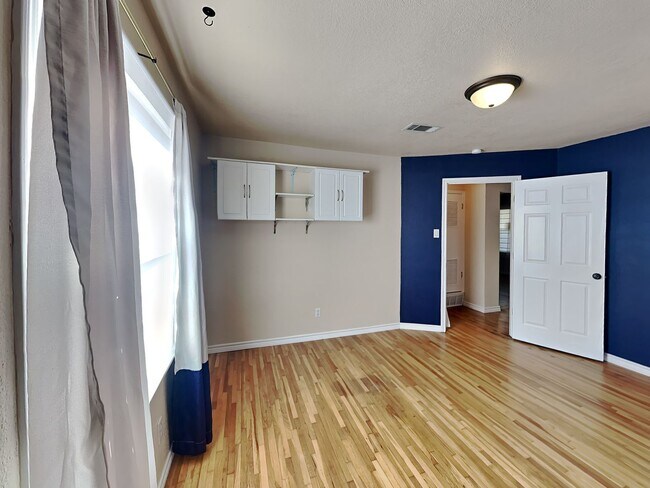 Building Photo - Live Where Location and Comfort Come Together