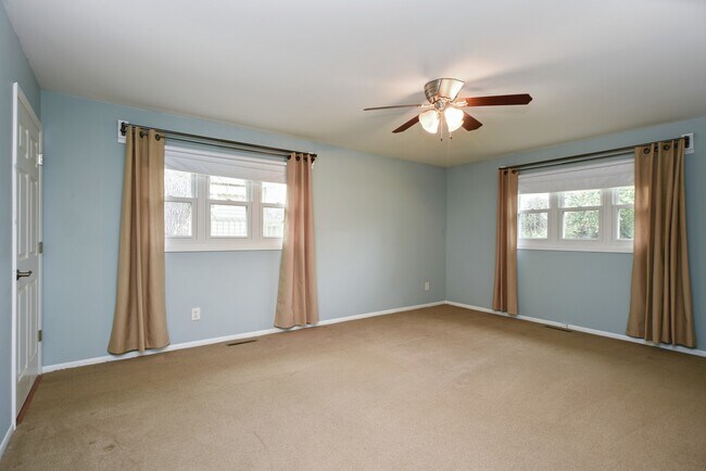 Building Photo - 5006 W Oakwood Dr