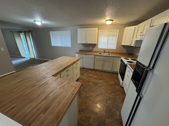 Building Photo - Lake Oswego 3 Bedroom House