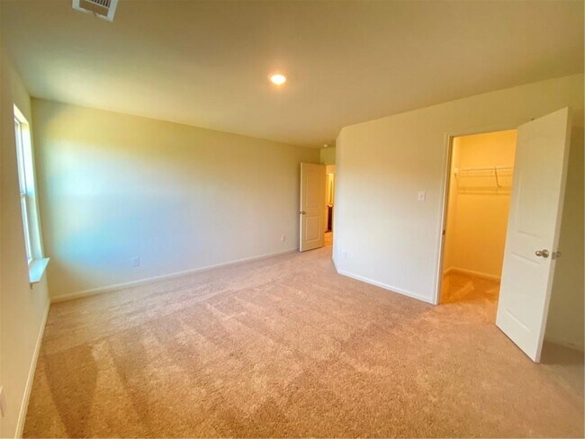Building Photo - 325 Crescent Park Dr
